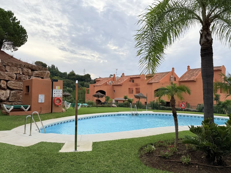 Toppleilighet over to plan til salgs i Elviria, Marbella