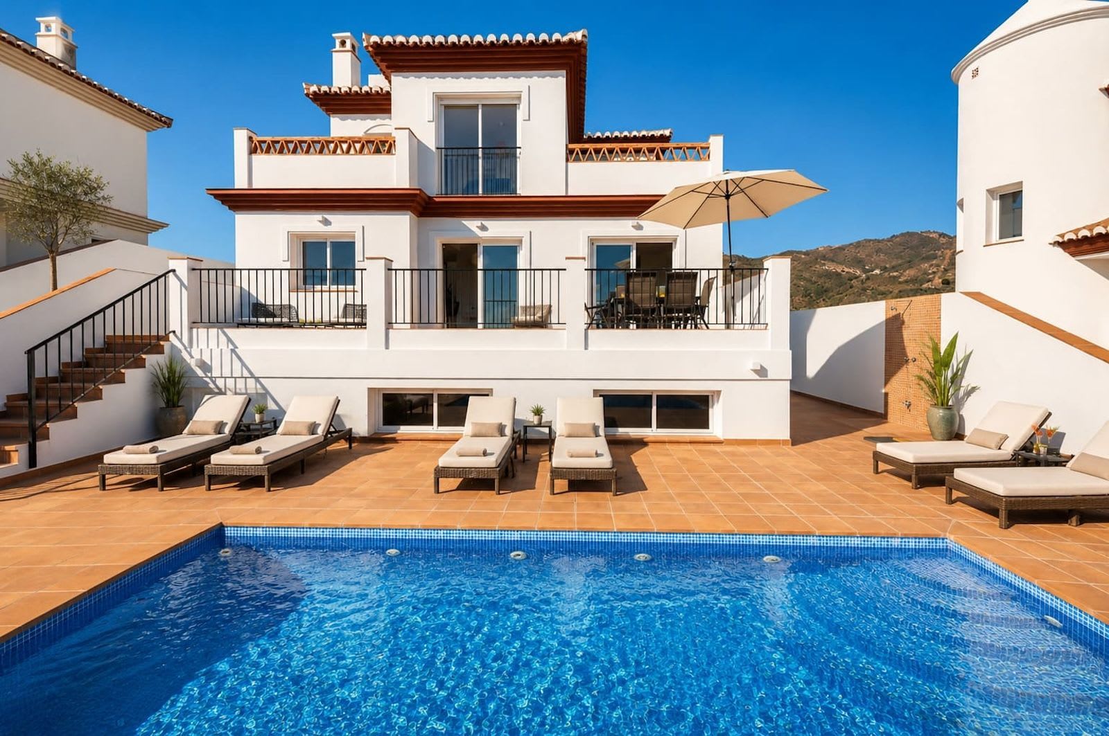 Frittliggende villa til salgs i Nerja, Bilde 2
