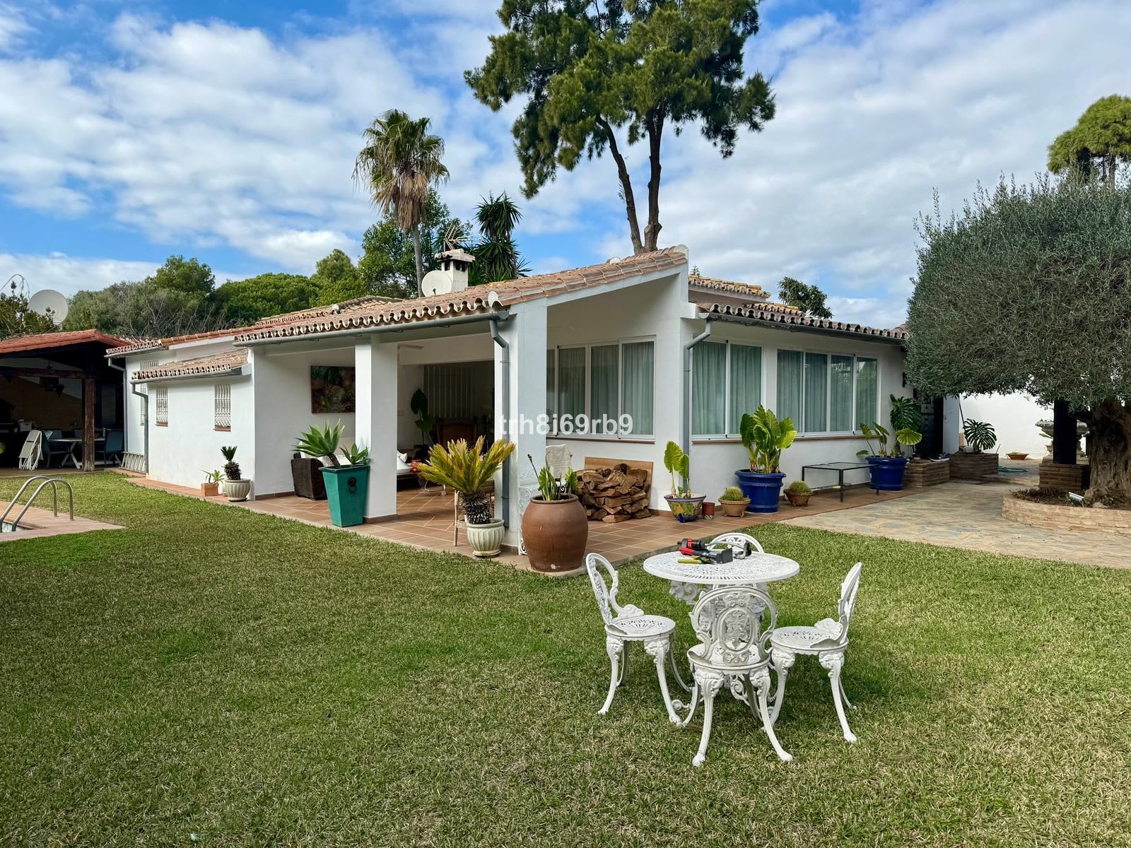 Frittliggende villa til salgs i Atalaya, Bilde 3