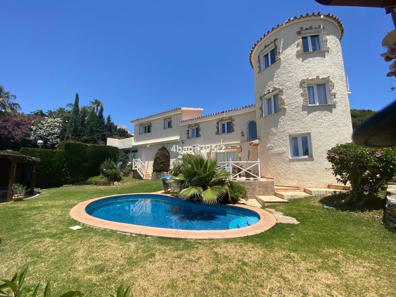 Frittliggende villa til salgs i El Faro