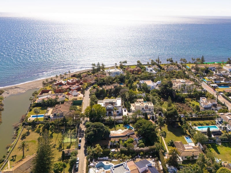 Frittliggende villa til salgs i Guadalmina Baja