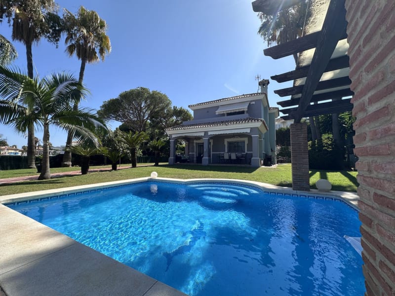 Frittliggende villa til salgs i Bel Air
