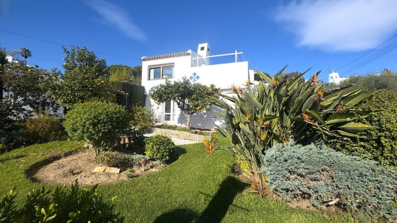 Frittliggende villa til salgs i Casares Playa