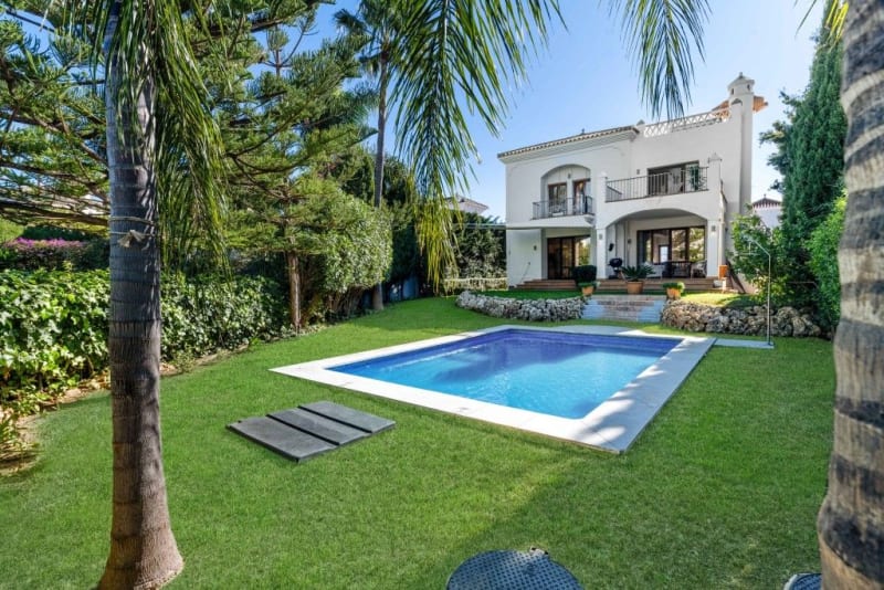 Frittliggende villa til salgs i Estepona