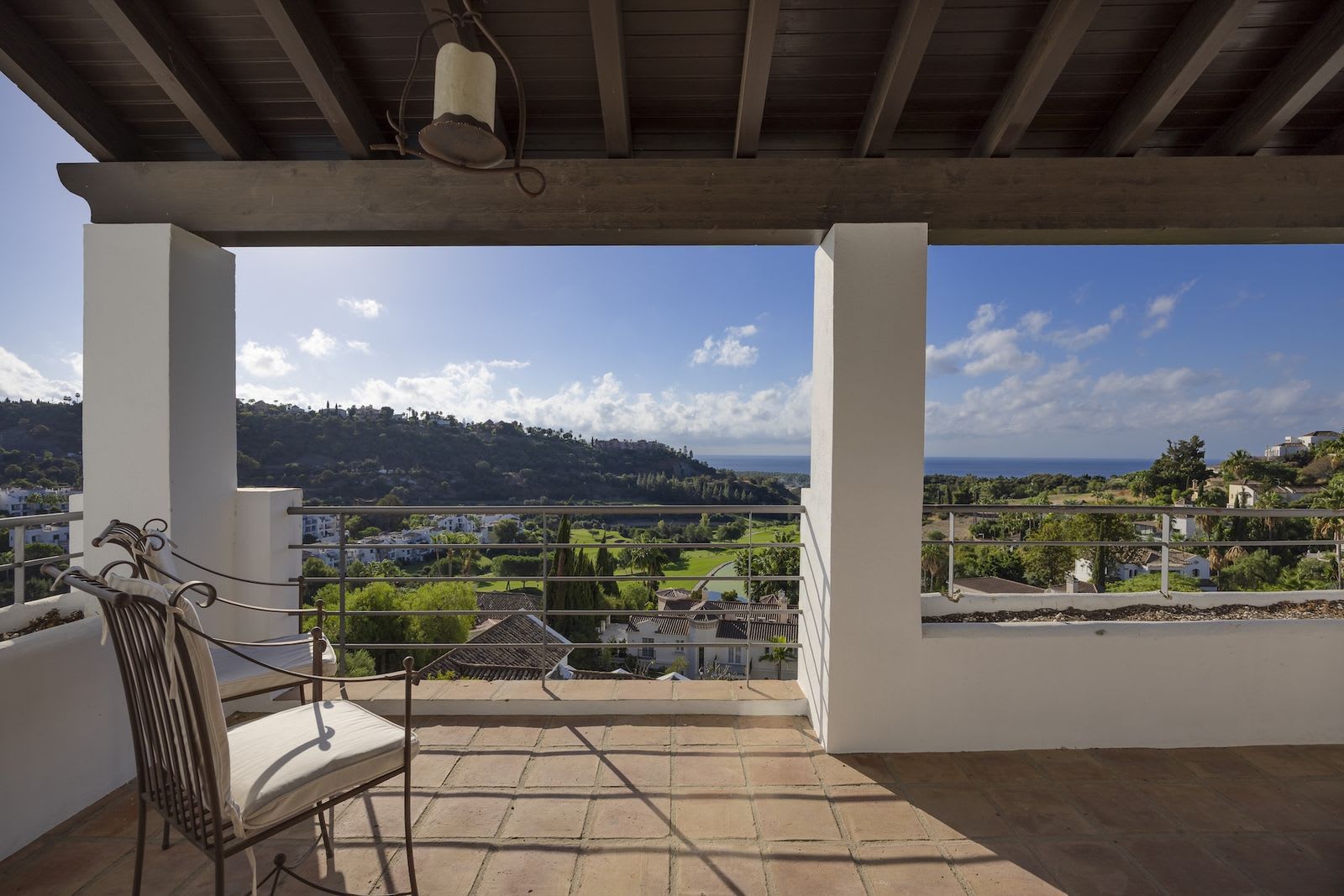Frittliggende villa til salgs i Los Arqueros, Benahavís, Bilde 2
