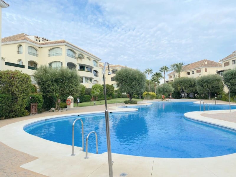 Lägenhet på bottenvåning till salu i Bahía de Marbella