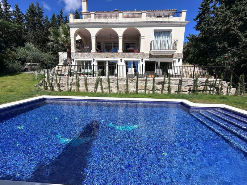 Frittliggende villa til salgs i Nueva Andalucía