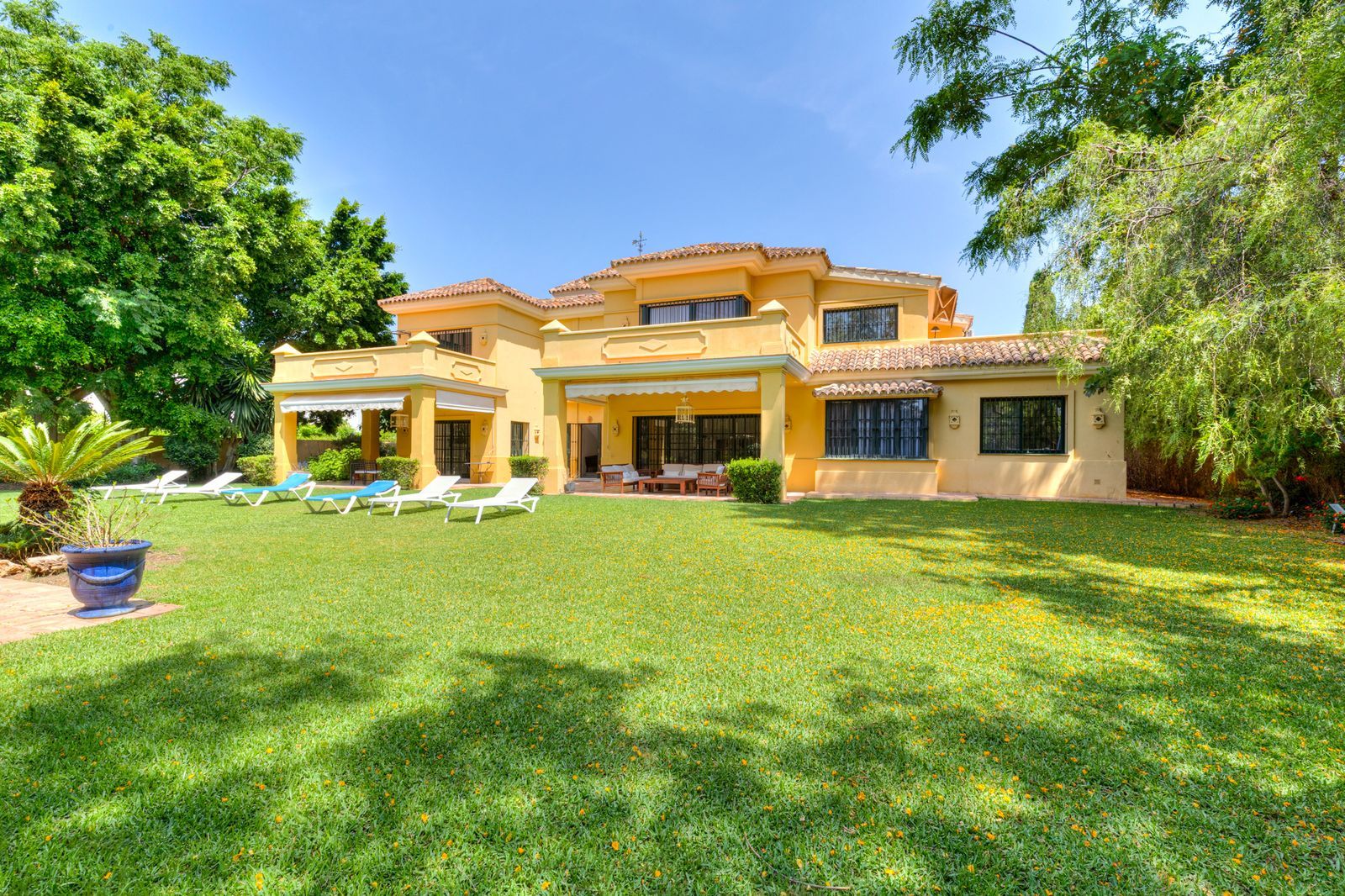 Frittliggende villa til salgs i Guadalmina Baja, Bilde 2