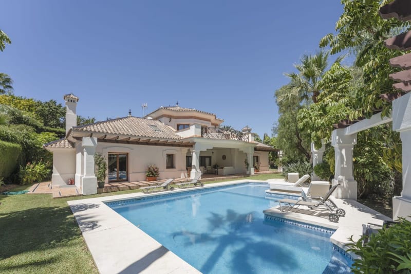 Frittliggende villa til salgs i Nueva Andalucía