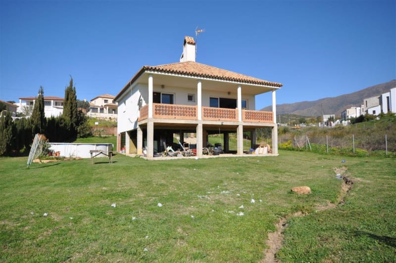 Frittliggende villa til salgs i Estepona