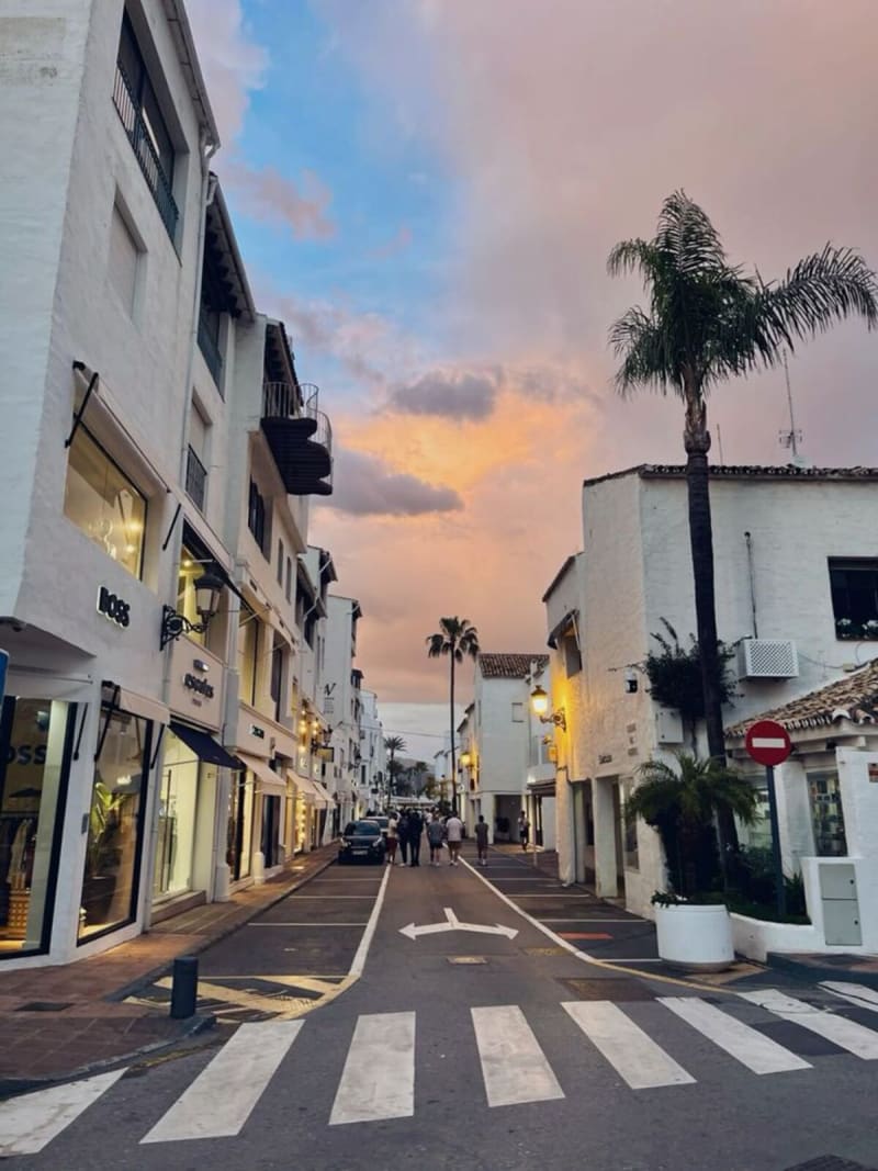 Leilighet midt i bygget til salgs i Puerto Banús