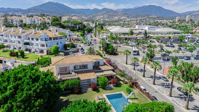 Frittliggende villa til salgs i Nueva Andalucía