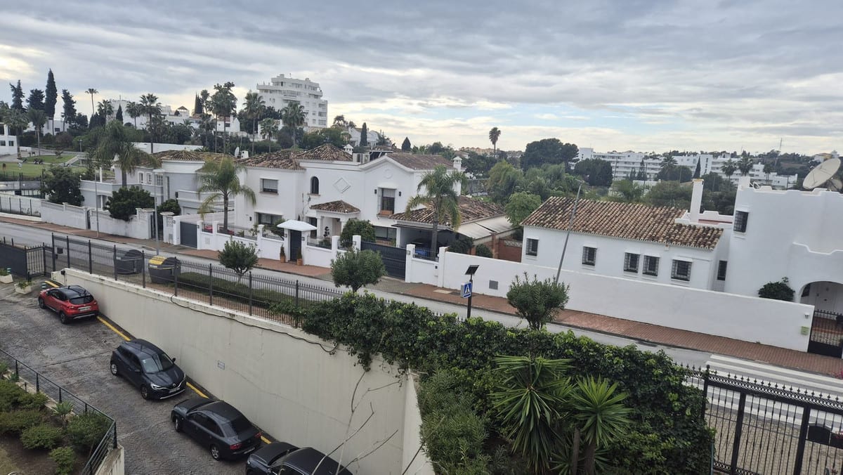 Leilighet midt i bygget til salgs i Guadalmina Alta, Bilde 2