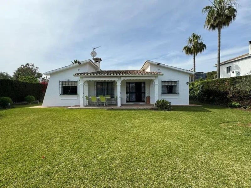 Frittliggende villa til salgs i Costalita, Estepona