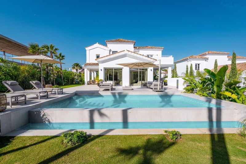 Frittliggende villa til salgs i Casares Playa