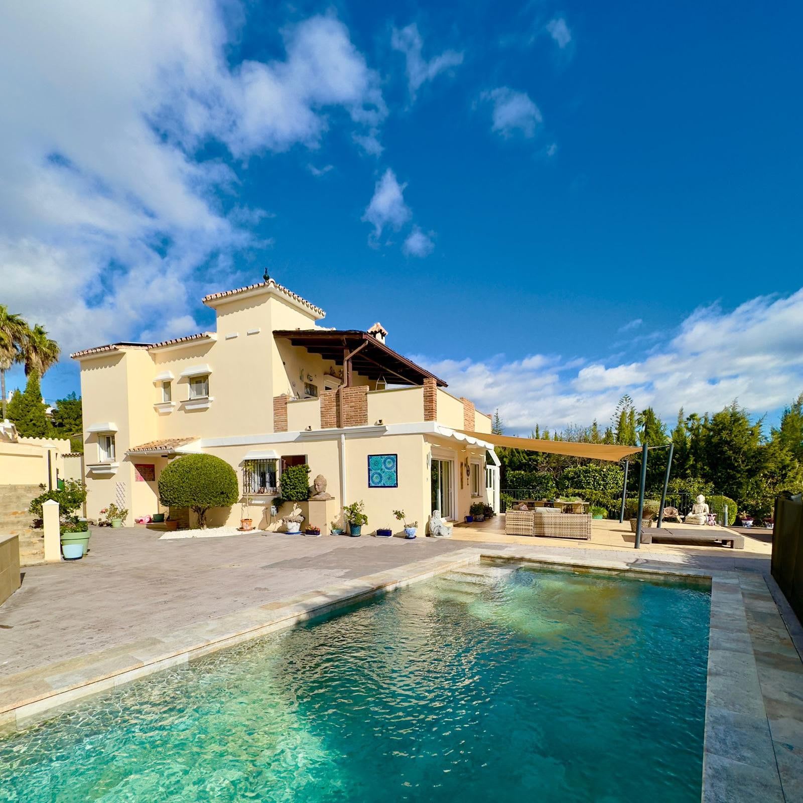 Frittliggende villa til salgs i Estepona, Bilde 2