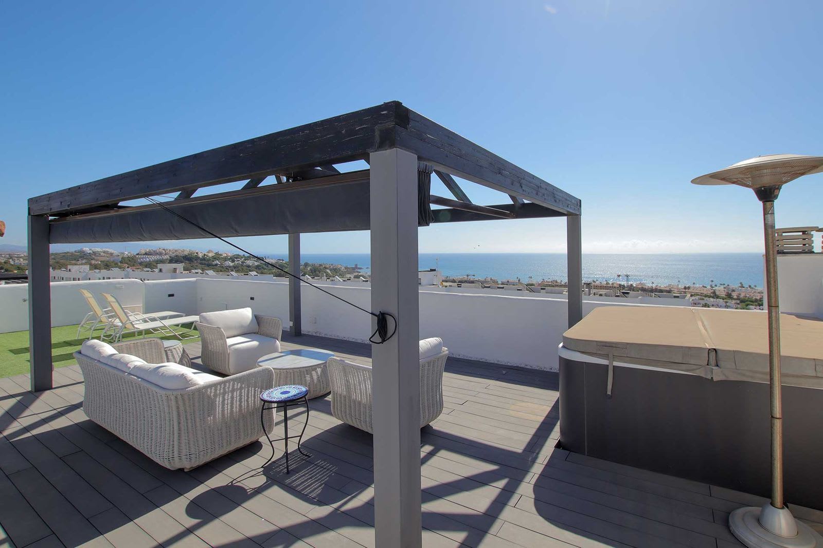 Toppleilighet over to plan til salgs i Casares Playa, Bilde 3