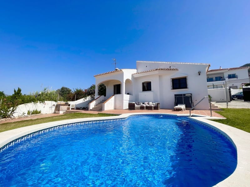 Frittliggende villa til salgs i Nerja