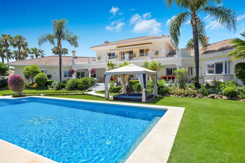 Frittliggende villa til salgs i Nueva Andalucía