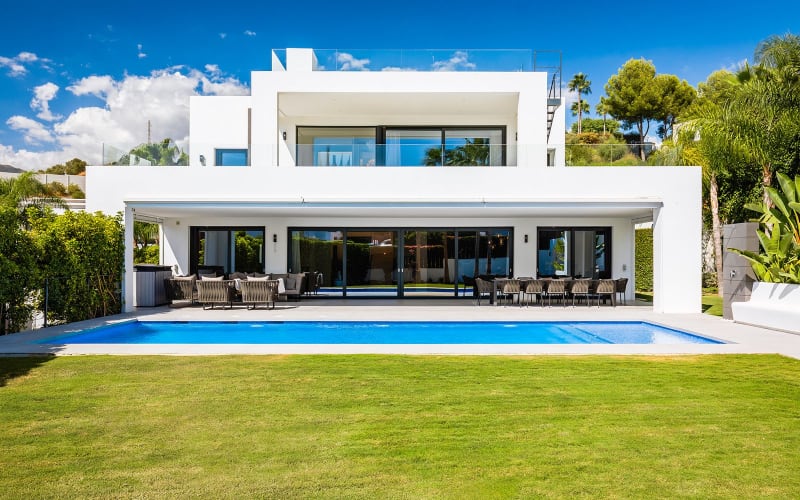 Frittliggende villa til salgs i Nueva Andalucía