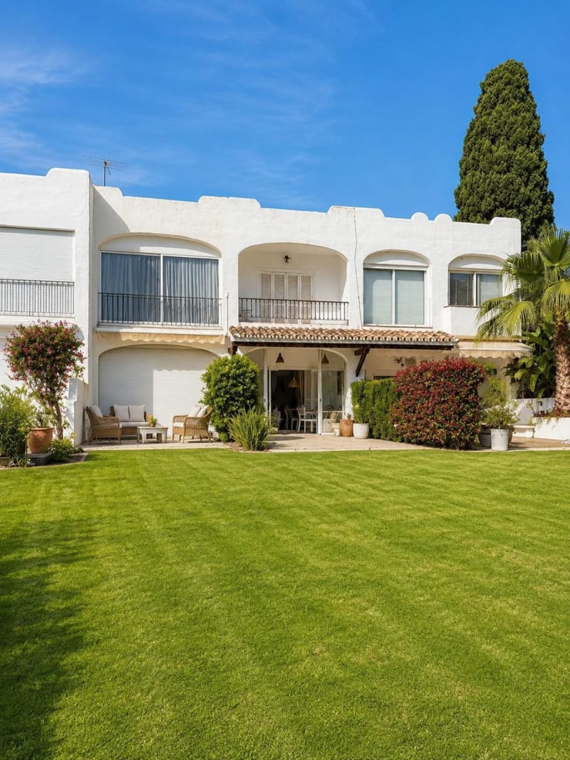 Townhouse for sale in Nueva Andalucía, Marbella
