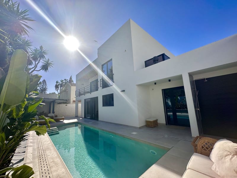 Frittliggende villa til salgs i Puerto Banús