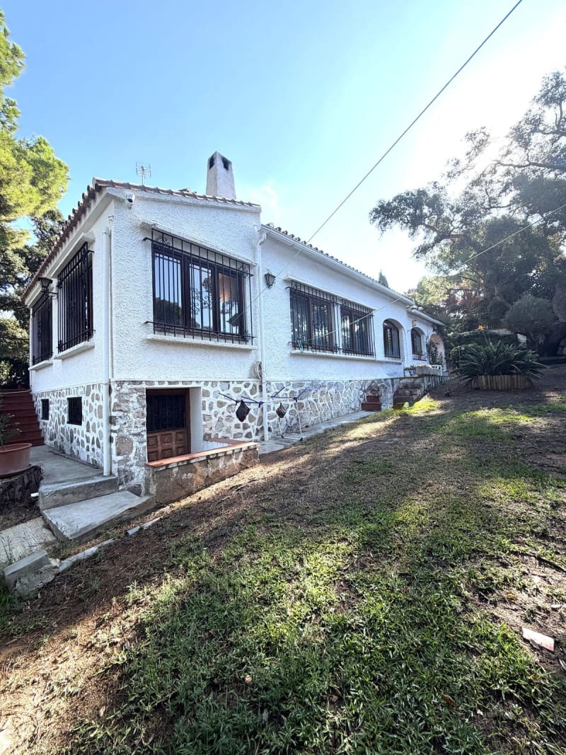 Frittliggende villa til salgs i Elviria, Marbella