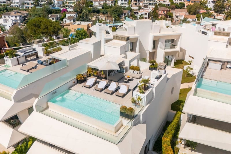 Frittliggende villa til salgs i Nueva Andalucía