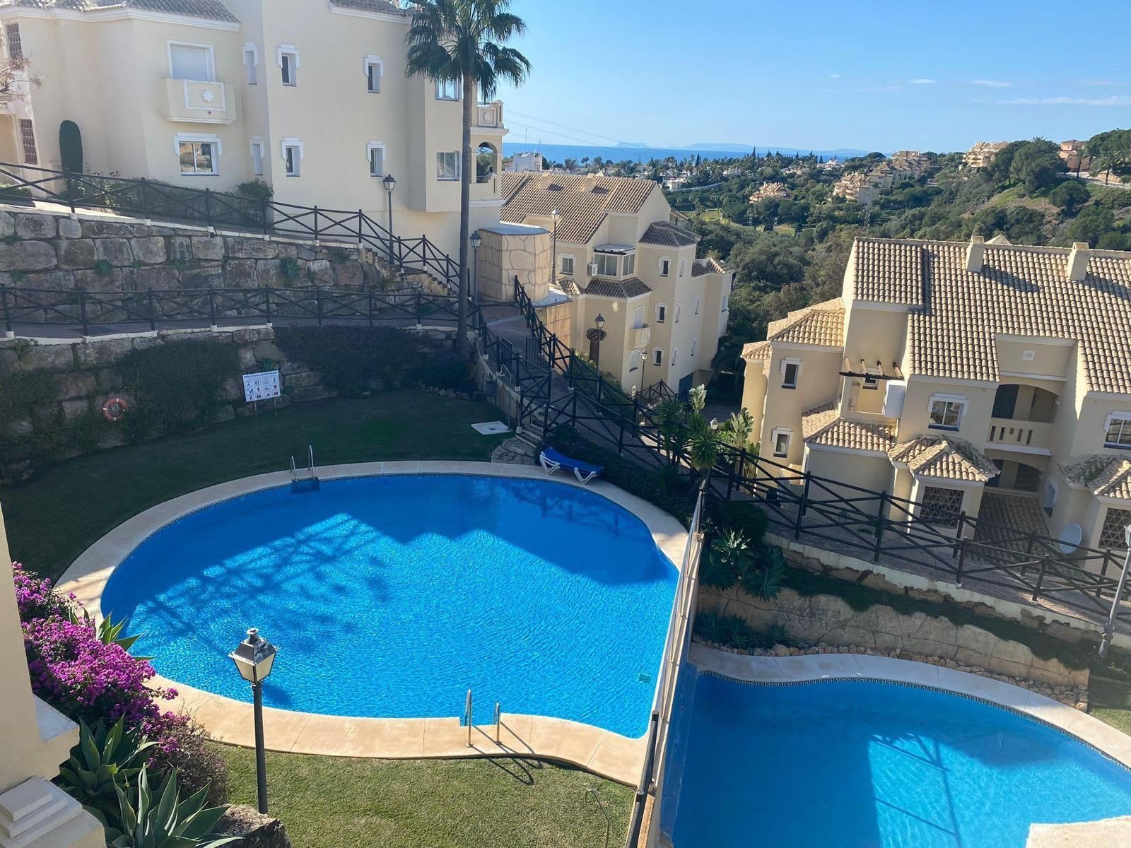 Toppleilighet over to plan til salgs i Elviria, Marbella, Bilde 2