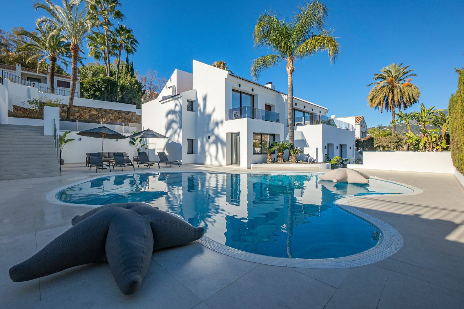 Frittliggende villa til salgs i Nueva Andalucía, Marbella, Bilde 2