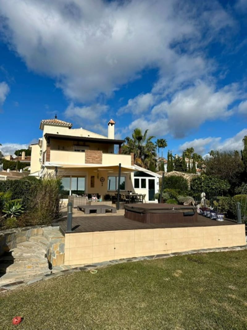 Frittliggende villa til salgs i Estepona