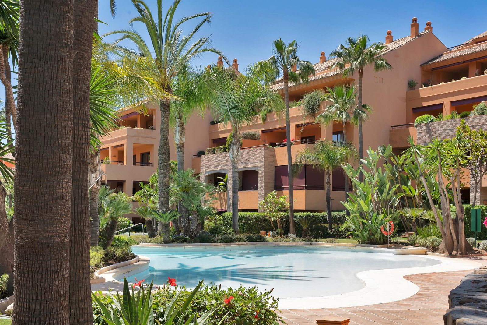 Leilighet midt i bygget til salgs i Bahía de Marbella, Bilde 2