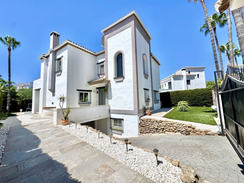 Frittliggende villa til salgs i Calahonda, Mijas