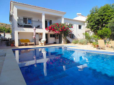 Frittliggende villa til salgs i Benalmadena