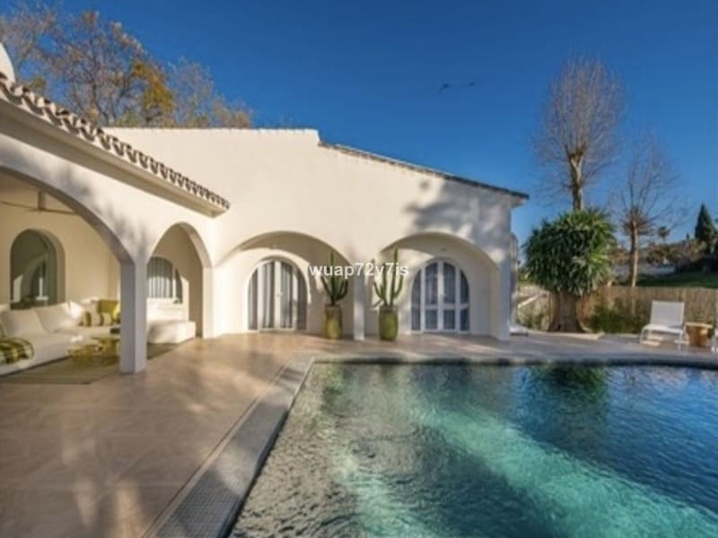 Frittliggende villa til salgs i Guadalmina Alta