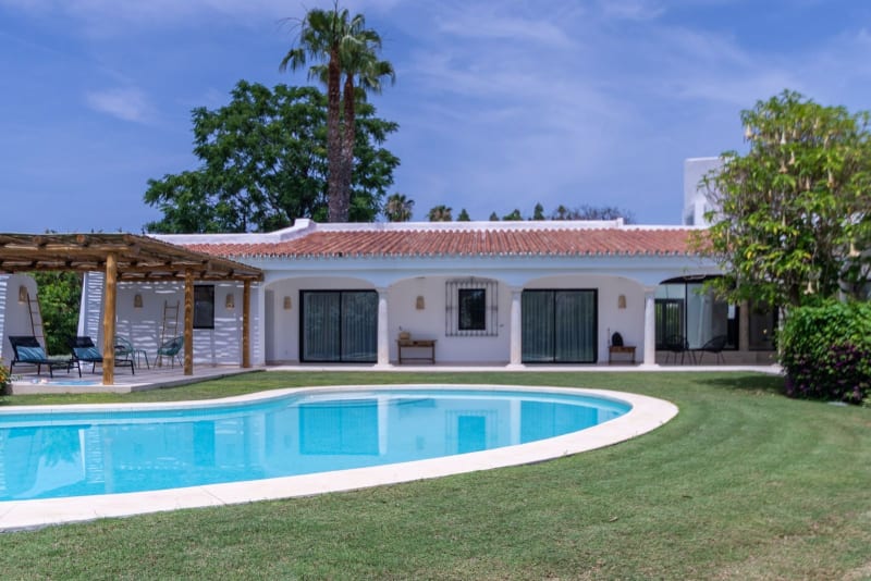 Frittliggende villa til salgs i Guadalmina Baja