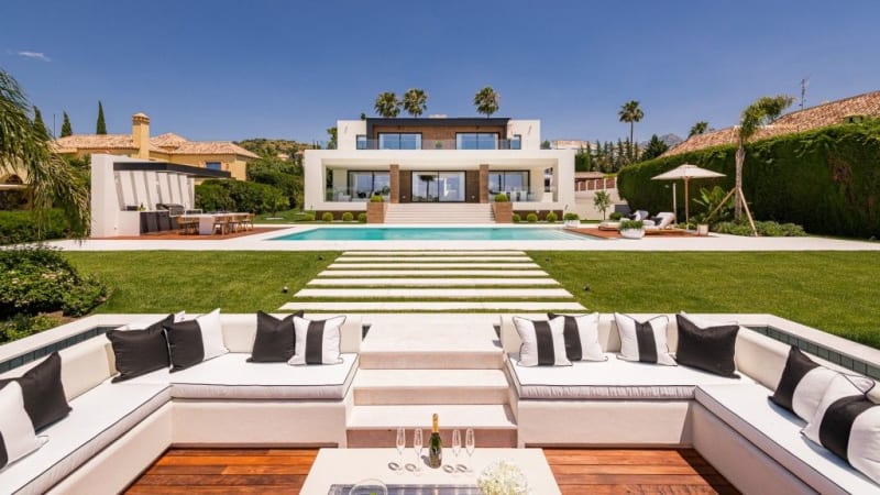 Frittliggende villa til salgs i Nueva Andalucía