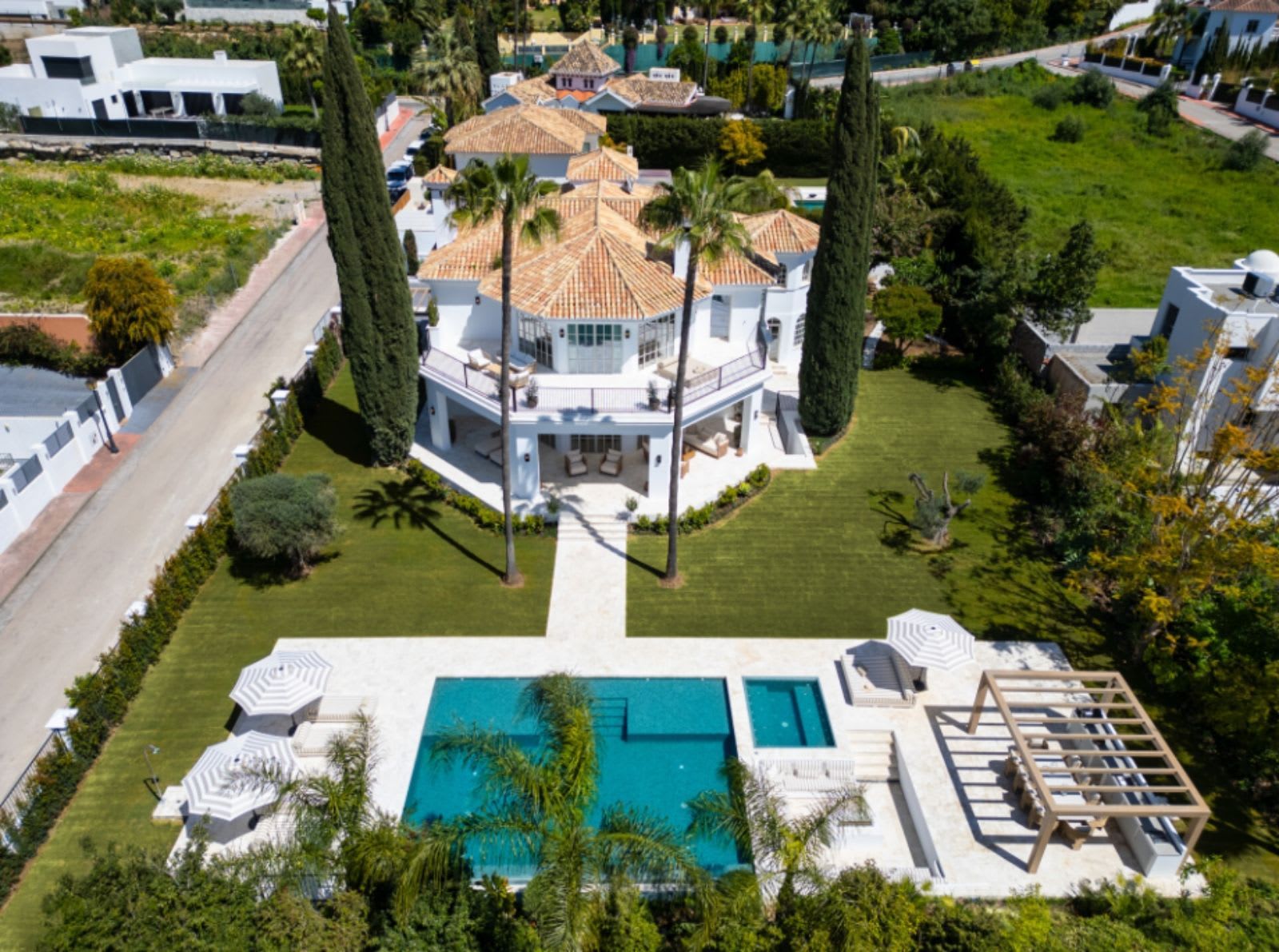 Frittliggende villa til salgs i Nueva Andalucía, Bilde 2