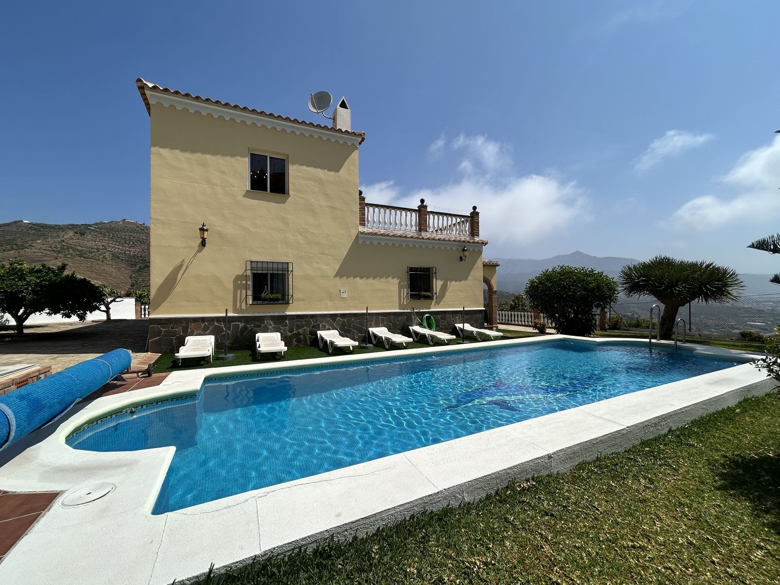 Frittliggende villa til salgs i Nerja, Bilde 2