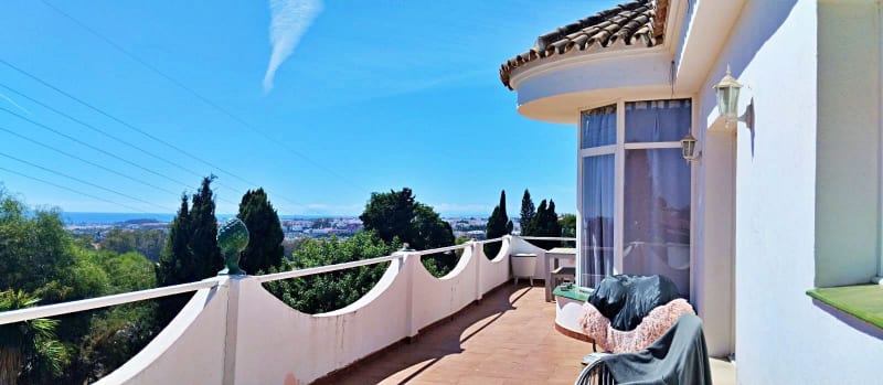 Frittliggende villa til salgs i Nueva Andalucía