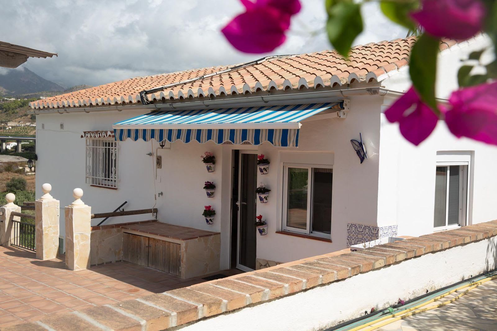 Frittliggende villa til salgs i Nerja, Bilde 2
