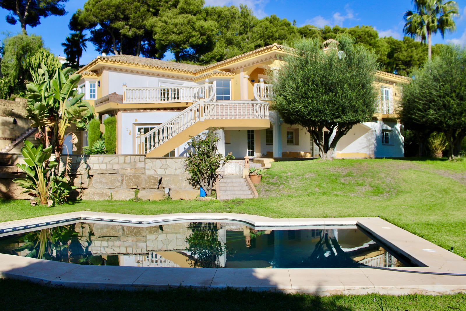 Frittliggende villa til salgs i Hacienda Las Chapas, Bilde 2