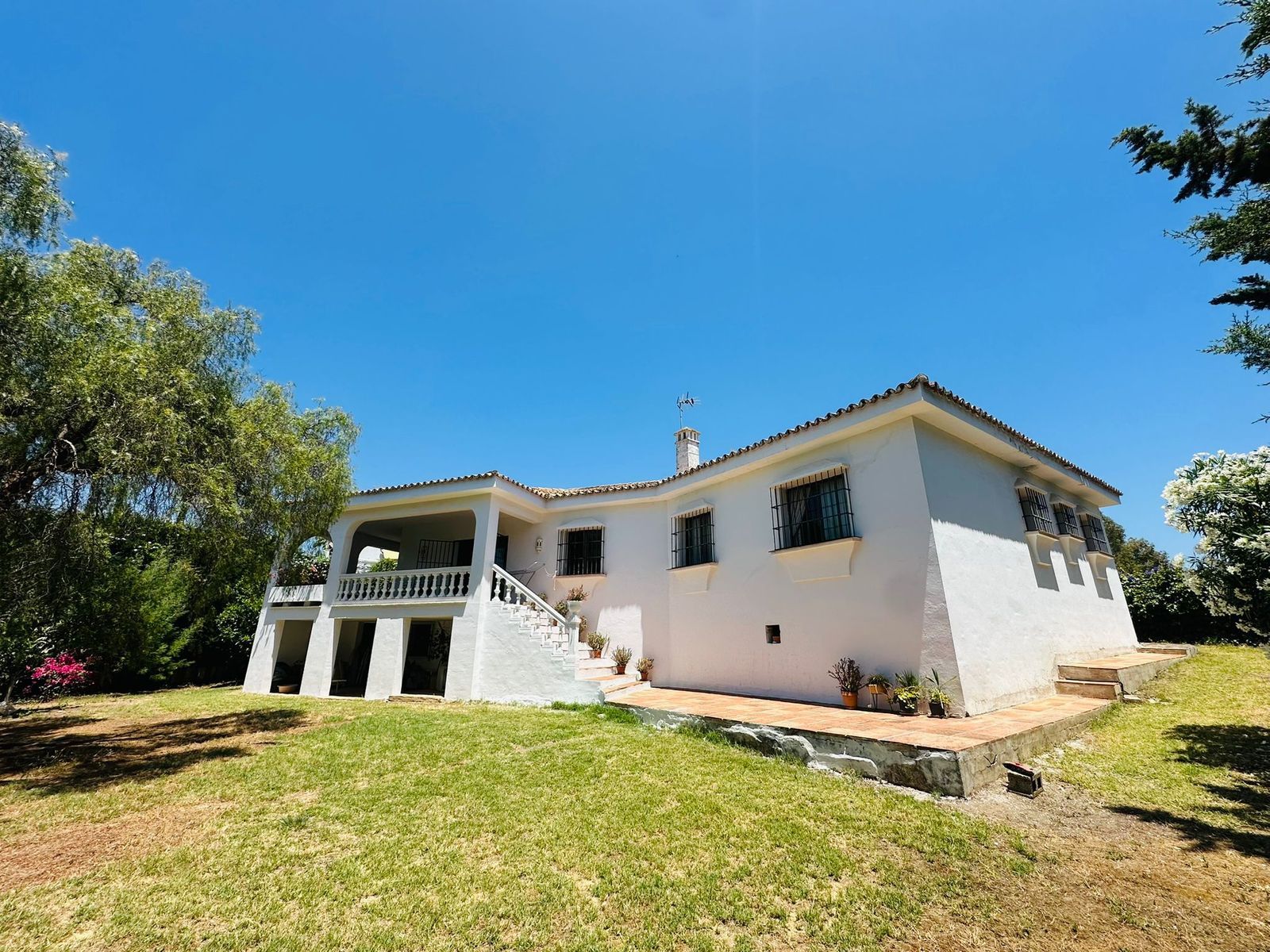 Frittliggende villa til salgs i Atalaya, Bilde 3