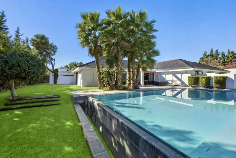 Frittliggende villa til salgs i Guadalmina Baja