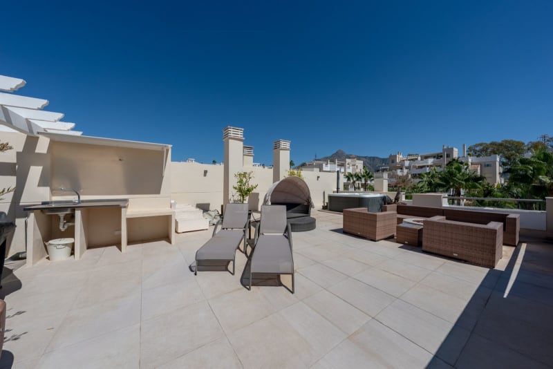 Duplex-penthouse til salgs i Nueva Andalucía
