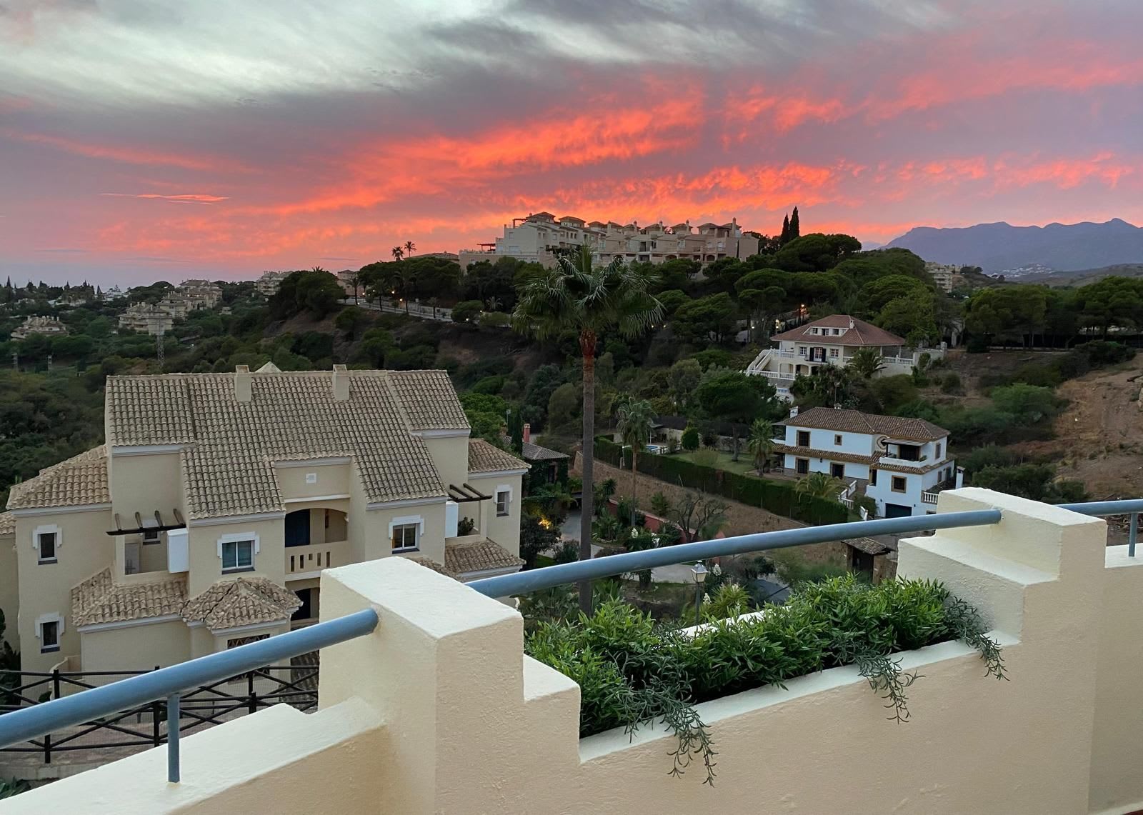 Toppleilighet over to plan til salgs i Elviria, Marbella, Bilde 3