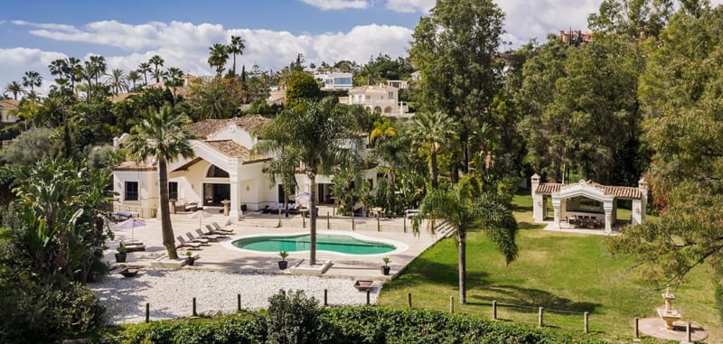 Frittliggende villa til salgs i Nueva Andalucía