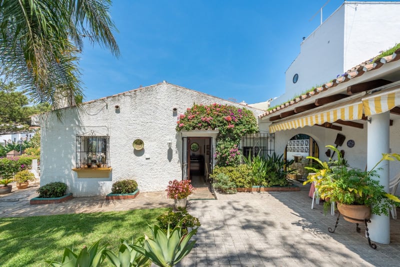 Frittliggende villa til salgs i Nueva Andalucía