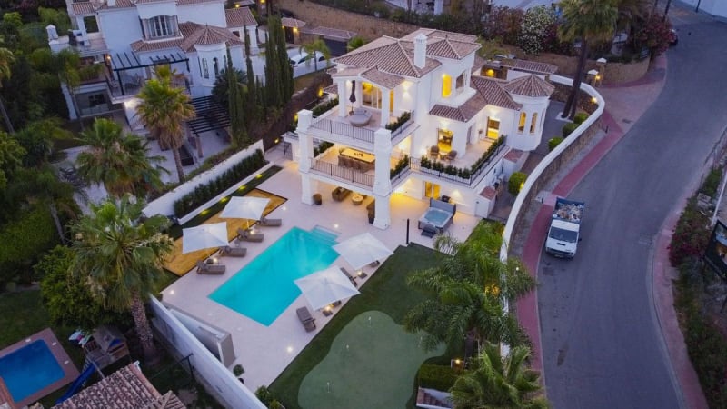 Frittliggende villa til salgs i Nueva Andalucía