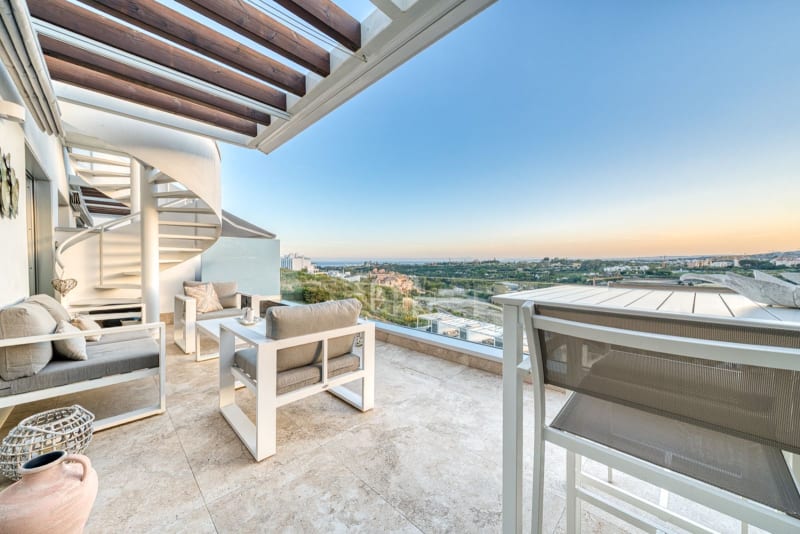 Toppleilighet med 2 soverom til salgs i Estepona
